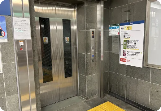 エレベーターに乗り、<br>「M1」階へ上がります。