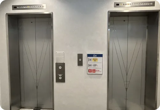 一番奥にあるエレベーターに乗り<br>5階へ向かいます。
